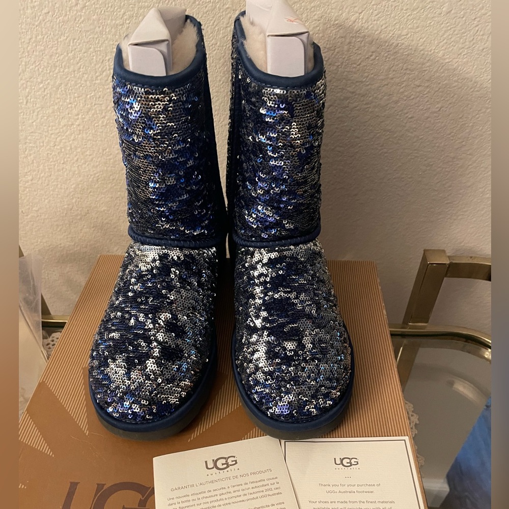Sequined Women’s UGG classic short boot in sparkle Deco Blue. Size 8- eu 39. EUC